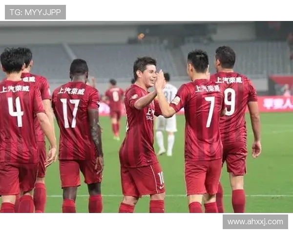 上港与鲁能激战正酣文字直播全程回顾精彩瞬间与赛况分析