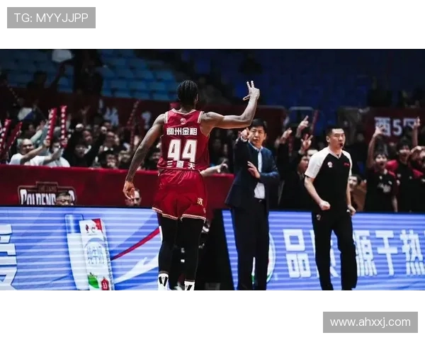 吴前：从篮球场上的领袖到生活中的奋斗者，展现不凡的拼搏精神与人生哲学